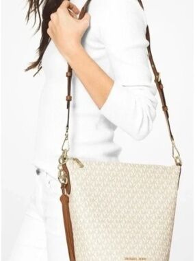 Michael Kors Brooke Medium Bucket Bag Vanilla MK Signature Leather Crossbody NWT